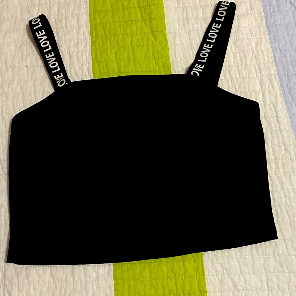 black color
with suspenders and very comfortable